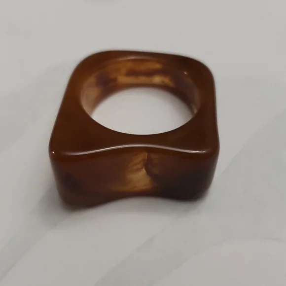 8 Plastic Costume Rings - Picture 5 of 10